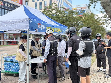 "잠깐!&nbsp;쉬어가세요."&nbsp;폭염&nbsp;속&nbsp;이동노동자를&nbsp;위한&nbsp;시원한&nbsp;응원,&nbsp;폭염&nbsp;대응&nbsp;자원봉사활동&nbsp;전개