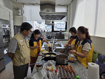 더운&nbsp;여름에도&nbsp;이어지는&nbsp;따뜻한&nbsp;한&nbsp;끼,&nbsp;용산골고사리손봉사단의&nbsp;마을&nbsp;어르신&nbsp;비빔밥&nbsp;나눔